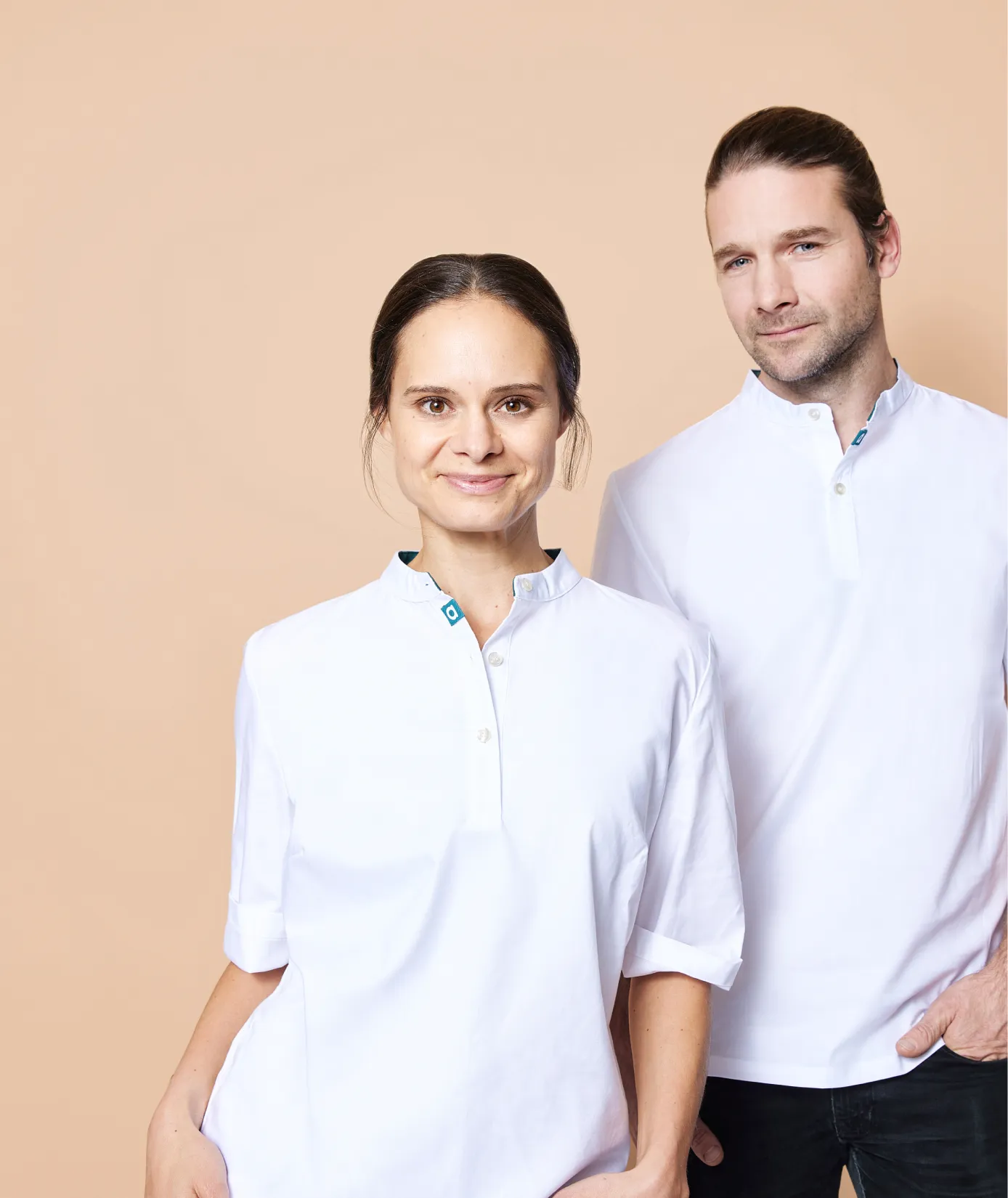 Dr. Iris Kingreen und Dr. Friedrich Ziebula, Ärzt:innen bei avi medical, in weißer Praxiskleidung